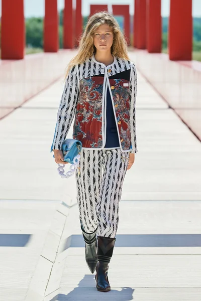 Look 19